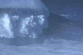 Rodrigo Koxa bat le record de la plus grande vague jamais surfée, les images sont impressionnantes