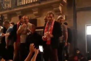 Jean-Jacques Bourdin, bière à la main, ovationné dans les rues de Nîmes après la montée du club en Ligue 1
