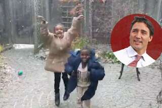 La joie de ces enfants réfugiés découvrant la neige a beaucoup plu à Trudeau