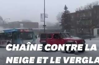 Face à la neige, ces automobilistes québécois ont prouvé que l'union fait la force