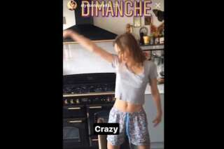 En pyjama, Lily-Rose Depp danse sur 