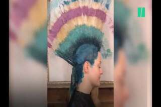 Cette coiffeuse a une technique bien à elle pour teindre les cheveux de ses clientes