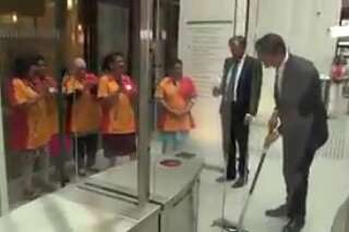 Le premier ministre néerlandais passe la serpillière au Parlement et se fait applaudir