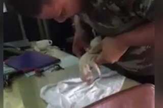 Retrouvé noyé, ce chiot de deux jours a été sauvé par un soldat thaïlandais
