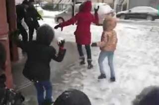 La tempête Toby à New York a aussi donné lieu à cette bataille de boules de neige adorable