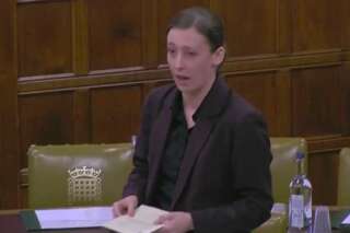 Devant le Parlement britannique, cette députée lit les insultes misogynes qu'elle reçoit au quotidien