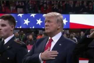Donald Trump a-t-il oublié les paroles de l'hymne national avant ce match de football américain?
