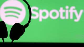 Sous la pression d'utilisateurs, Spotify supprime des épisodes d'un podcast jugés