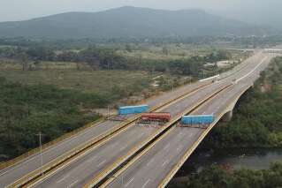 Au Venezuela, des camions bloquent la frontière pour empêcher l'aide humanitaire de rentrer