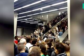 À La Défense, les images de la foule statique dans les escalators du RER A