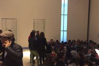 Les touristes partagent leur confinement dans le Louvre