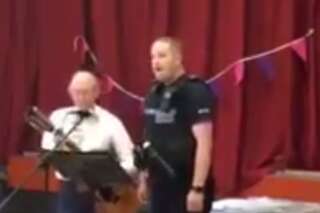 Ce policier écossais chante en uniforme et il a une voix d'or