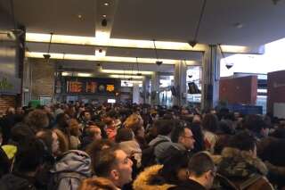 Trafic SNCF: les images de la cohue dans les gares à Paris, où le weekend de Noël commence mal