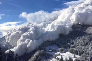 Une impressionnante avalanche déferle sur Vinadi en Suisse