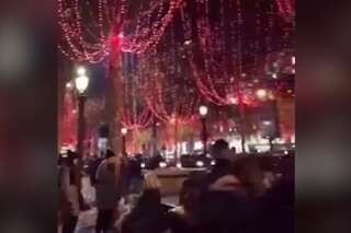 Les Champs-Élysées en rouge pour les illuminations de Noël