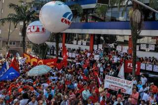 Lula retranché parmi ses partisans à l'approche de son incarcération