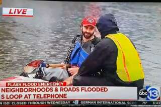 Tempête Harvey: En pleines inondations, ce prêtre s’aventure en kayak… pour aller chercher du vin de messe