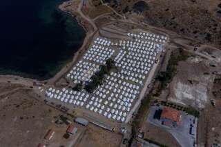 Après l'incendie, des migrants de Lesbos s'installent dans un nouveau camp