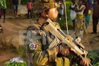 Centrafrique: un insigne nazi surpris au bras d'un soldat français sur une photo officielle de l'armée