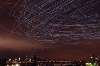 VIDÉO. L'artiste Duke Riley illumine le ciel de New York en faisant voler 2000 pigeons équipés d'ampoules