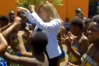 VIDÉO. Valérie Trierweiler danse au milieu d'enfants sud-africains