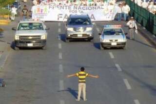 Ce garçon tente de bloquer une manifestation anti-mariage gay au Mexique