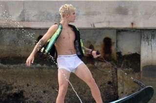 Justin Bieber fait du wakeboard en boxer transparent