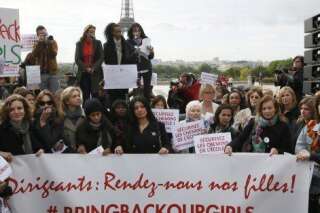 PHOTOS. Carla Bruni et Valérie Trierweiler manifestent pour la libération des lycéennes enlevées au Nigeria