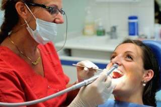 Frais dentaires: les prix poussent certains Français à ne pas se soigner