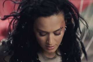 Katy Perry fait du parachute en plein désert dans le clip 