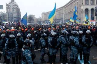 PHOTOS. Ukraine, Kiev: la police donne l'assaut dans la nuit place de l'Indépendance, puis se retire dans la matinée