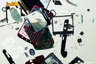 PHOTOS. Livre d'art : des BlackBerry, des MacBook et pleins d'autres objets mis en pièces