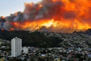PHOTOS. Un spectaculaire incendie au Chili menace Valparaiso, ville classée à l'Unesco