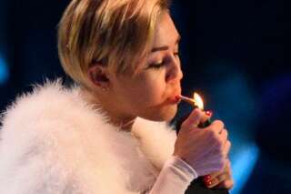 Miley Cyrus explique pourquoi elle a fumé un joint sur scène: 