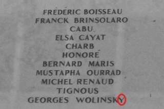 Le nom de Georges Wolinski écorché sur la plaque dévoilée devant Charlie Hebdo