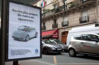 PHOTOS. 600 panneaux publicitaires piratés dans Paris pour dénoncer 