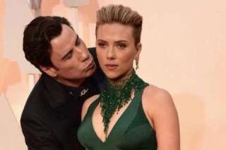 PHOTOS. John Travolta aux Oscars 2015: son baiser à Scarlett Johansson a fait réagir les internautes