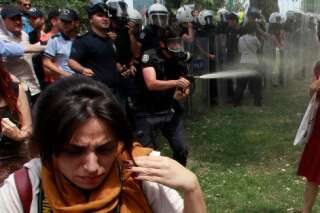 La femme en rouge, égérie de la contestation en Turquie