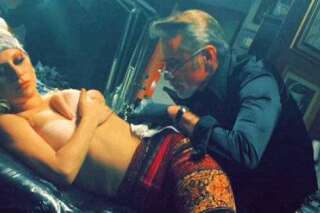 PHOTOS. Lady Gaga se fait tatouer le visage de David Bowie avant de lui rendre hommage aux Grammy Awards
