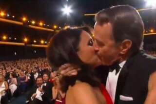 VIDÉO. Julia Louis-Dreyfus et Bryan Cranston échangent un long baiser aux Emmy Awards 2014