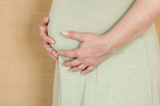 Fécondation in vitro : une femme s'est retrouvée enceinte de jumeaux conçus par un autre couple