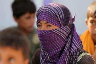Niqab et Kalachnikov: le djihad au féminin, face cachée de Daech