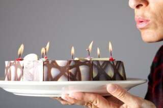 Souffler les bougies, déballer le chocolat... ces rituels permettent d'apprécier davantage la nourriture