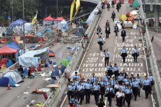 Hong Kong: les manifestants pro-démocratie évacués, probable épilogue de semaines de mobilisation
