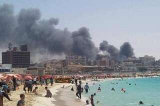 PHOTO. Des Égyptiens sur la plage alors que le pays est à feu et à sang