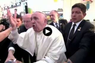 La colère froide du pape François pendant un bain de foule