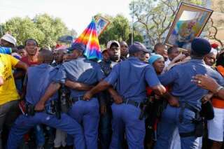 La police sud-africaine débordée par la foule venue rendre hommage à Mandela