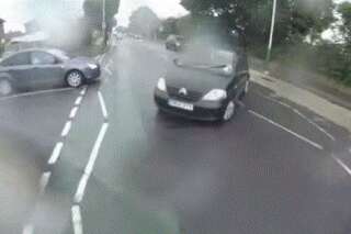 VIDEO. Ce cycliste percute une voiture et retombe sur ses pieds