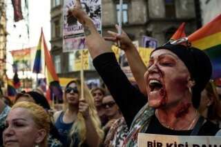 Des militants LGBT manifestent avec le visage ensanglanté à Istanbul, suite au meurtre de Hande Kader, militante transsexuelle
