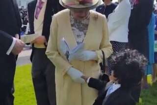 Un enfant venu de Dubaï a osé serrer la main de la reine d'Angleterre (ce qui est interdit)